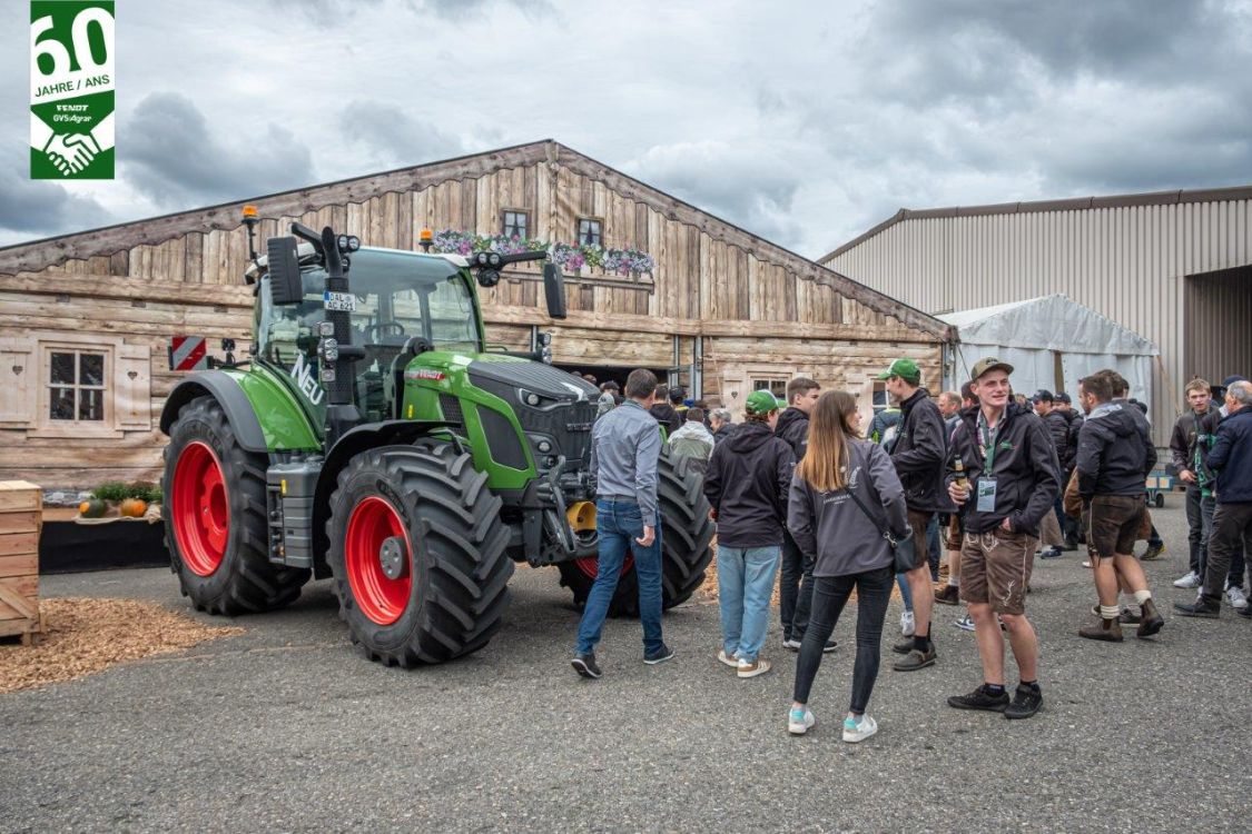 Le nouveau Fendt Vario 620 devant l'entrée du chapiteau. Image : zVg