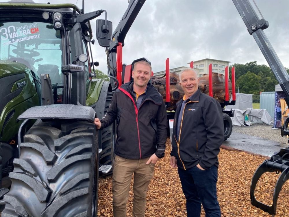 Christian Walder und Ivo Fausch von GVS Agrar AG sind stolz auf 30 Jahre VALTRA-Traktoren in der Schweiz.