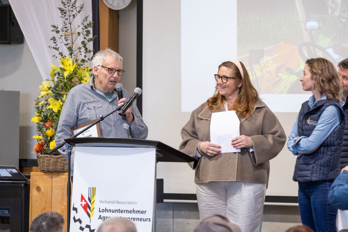 Urs Fankhauser bedankt sich für die wertschätzenden Worte der Geschäftsführerin Kirsten Müller und Johanna Gapany (r.).