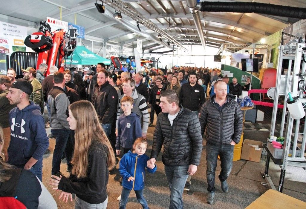 Besucherinnen und Besucher strömen in die Messehalle der Agrimesse Thun