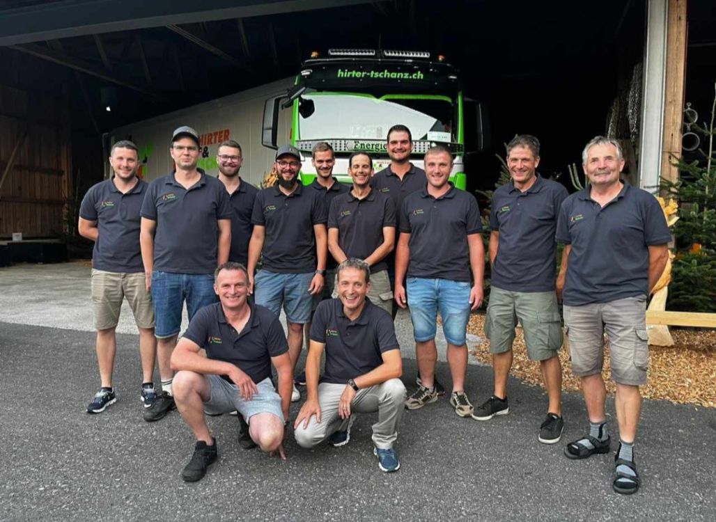 L'équipe autour de Fredy Hirter et René Tschanz. Image : kim