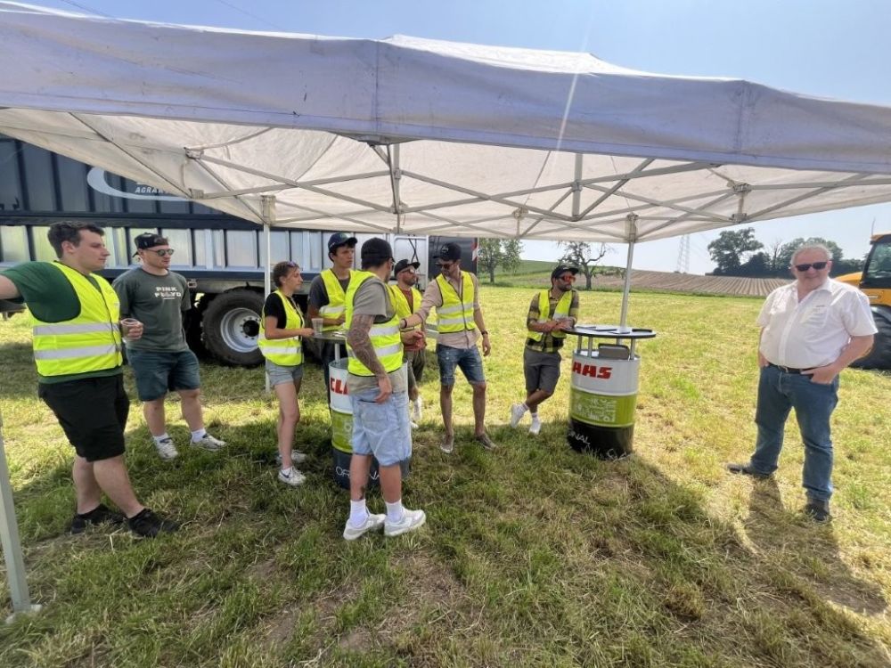 Stopp bei Serco Landtechnik AG. Urs Ledermann, Serco (r.), stellte das Unternehmen vor.