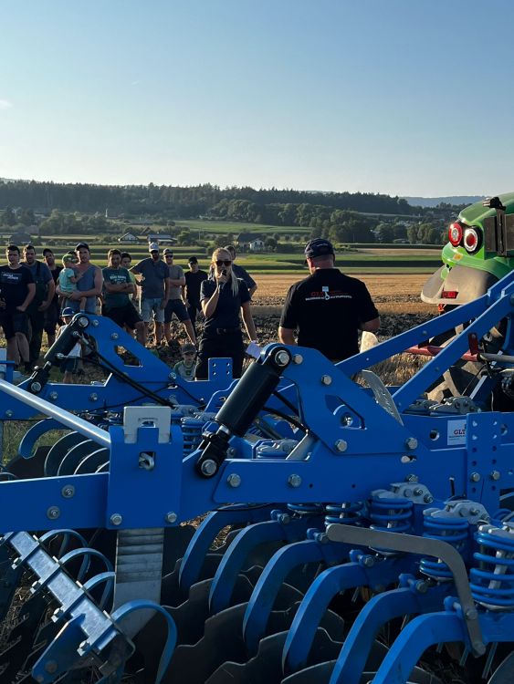 Animation et présentation des machines par Lemken Suisse (Vanessa Peterhans et Andreas Rutsch) et GLT Haldimann AG (Markus Haldimann). Photo : kim