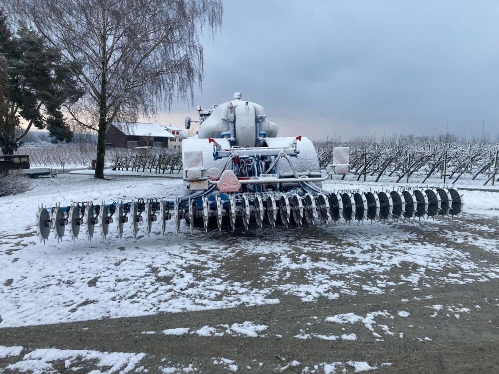 Der unerwartete Wintereinbruch liess die Cultan-Düngungsmaschine in Weiss erstrahlen. Bild: kim