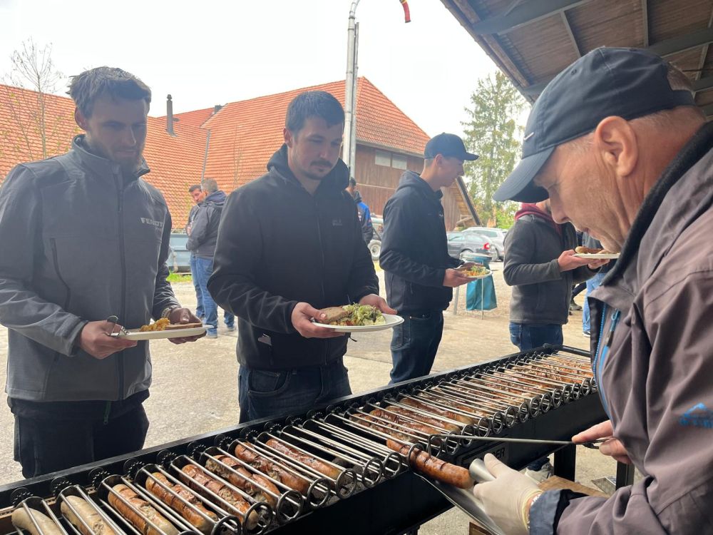 Der Grill war ein Highlight – er wendete die Würste automatisch. Bild: kim