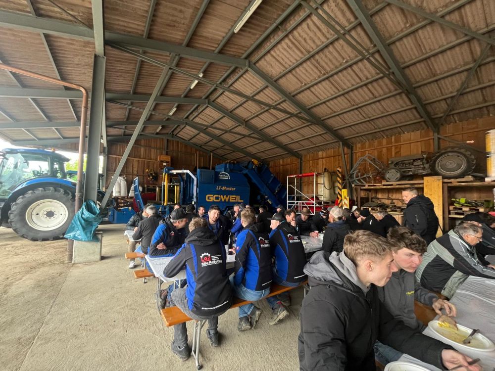 Gemütlicher Austausch beim gemeinsamen Mittagessen. Bild: kim