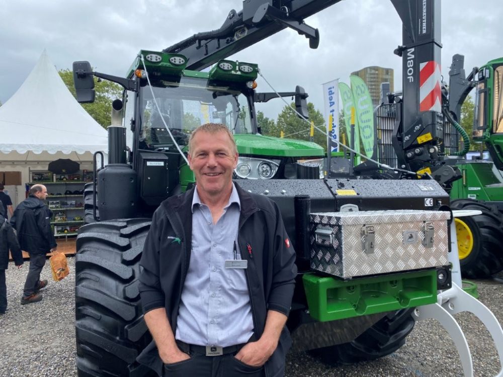 Ernst Jenzer von Gerber & Reinmann AG (Robert Aebi Gruppe) ist Importeur der Kotschenreuther Forsttraktoren. Bild: uu
