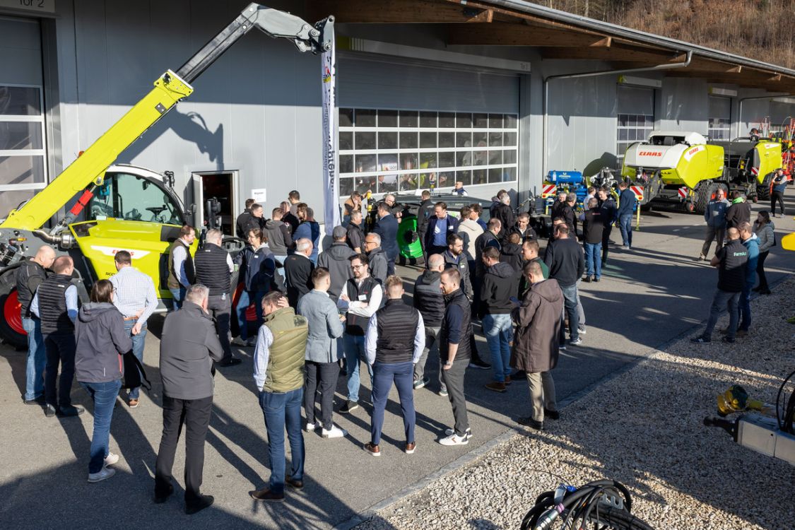 Treffpunkt vor den Türen der Serco-Arena in Oberbipp. (Alle Bilder: Raphael Hünerfauth)