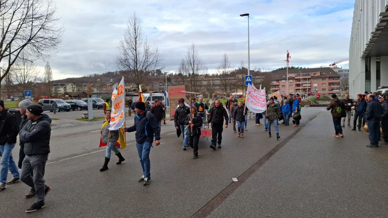Viele Plakate der Bäuerinnen und Bauern sowie Lohnunternehmer sind an diesem Protest zu sehen. Bild: zVg