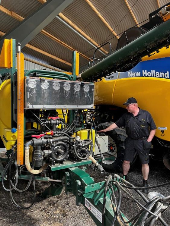 Protection des cultures avec le Danfoil équipé de six pompes qui dosent. Largeur de travail 24 m.