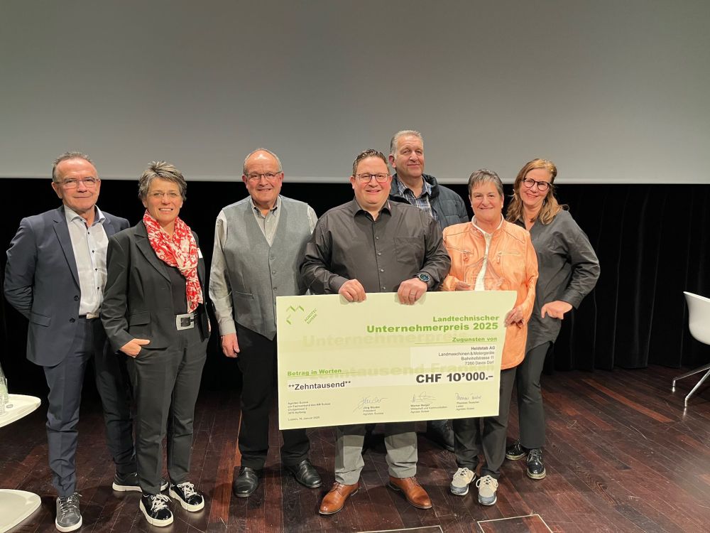Les gagnants du Prix de l'Entreprise avec le jury : (de g. à d.) Jürg Minger, Christa Anliker, Christian Heldstab, Hansruedi Heldstab, Roger Stirnimann, Heidi Heldstab, Kirsten Müller. Image : zVg