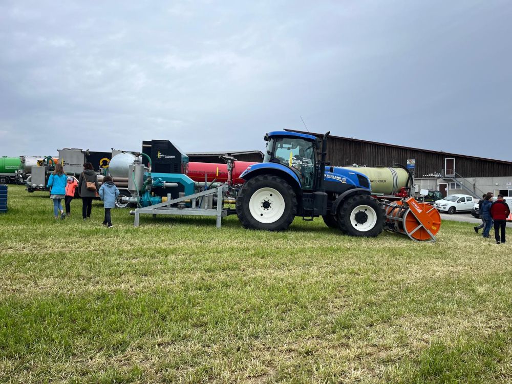 Une pompe à lisier d'Odermatt Umwelttechnik sur un New Holland, complétée à l'avant par un dévidoir de la marque Perwolf. Image : kim