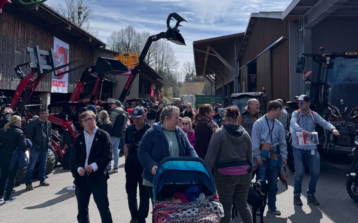 Besucherinnen und Besucher beim Rundgang durch die Maschinenausstellung. Bild: Grimm