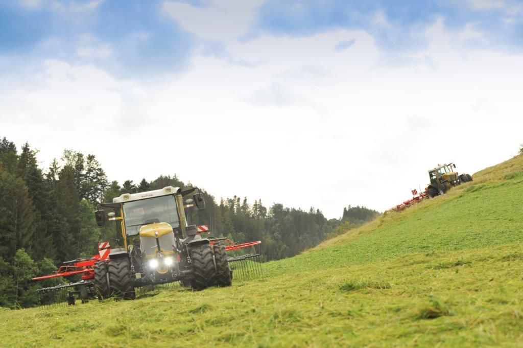 Rigitrac im Steilhang mit SIP-Heuerntemaschine. Foto: Sepp Knüsel AG