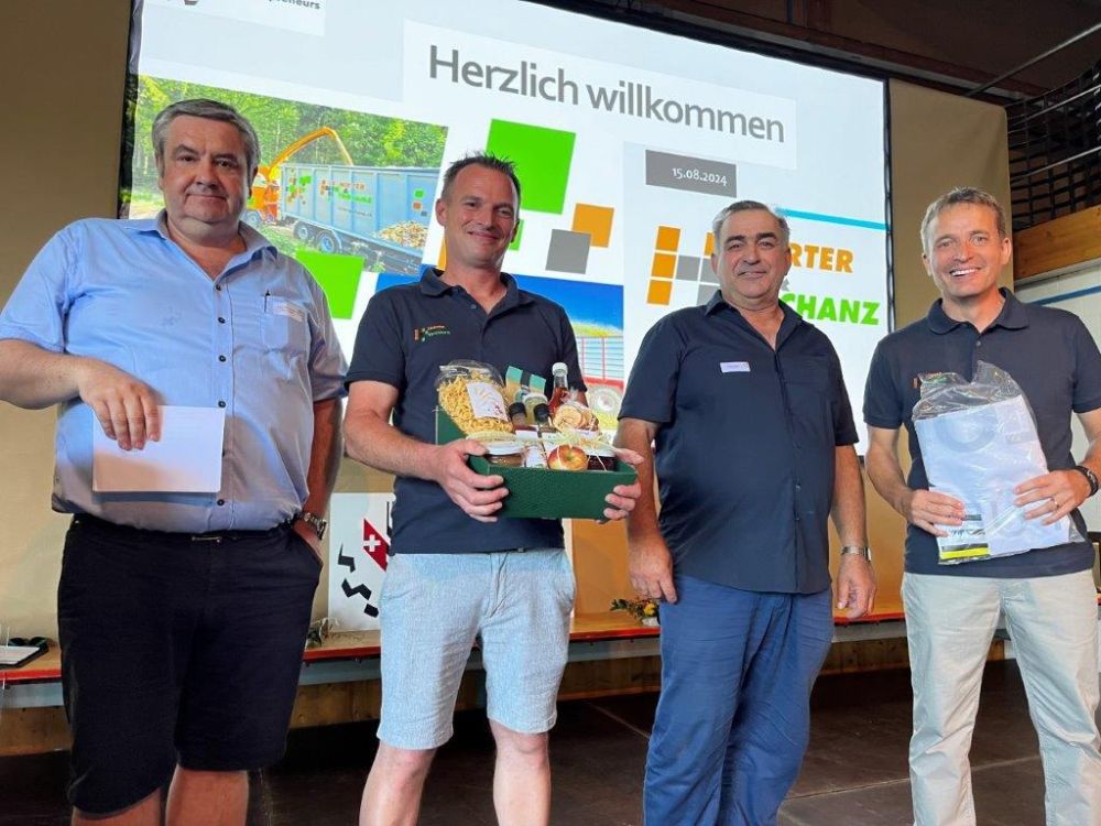 Rolf Haller a remis un petit cadeau aux hôtes. De gauche à droite : Fernand Andrey, René Tschanz, Rolf Haller et Fredy Hirter. Image : kim