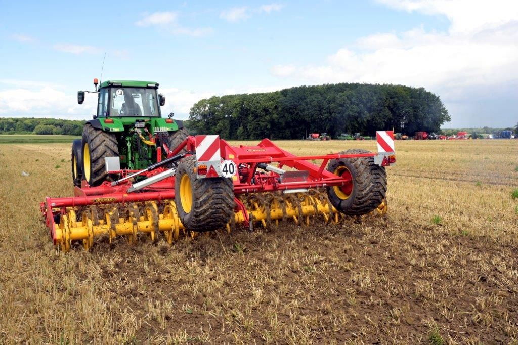 Der Väderstad Carriere, ausgestattet mit Crosscutter-Disc, zeichnet sich durch eine offene Bauweise aus, in der sich keine Steine sammeln können. Die Scheiben ermöglichen einen ganzflächigen Schnitt von 5 bis 6 cm in den Boden. Foto: Mühlhausen