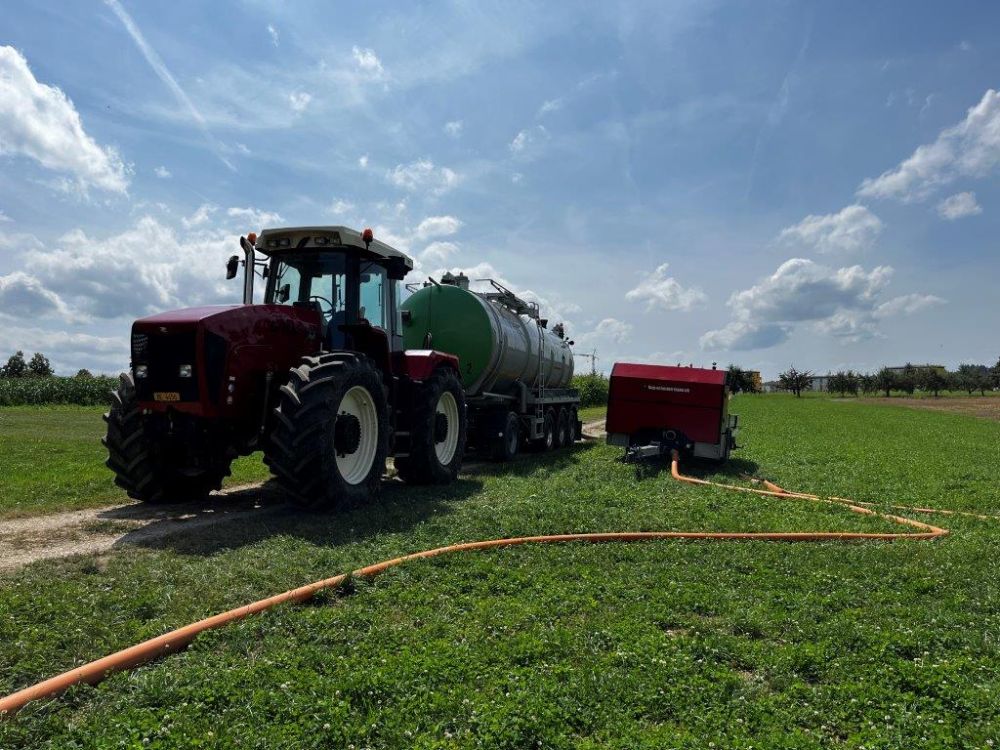 Li-Trac 300 avec tonneau d'alimentation de Wyss Ittigen. Photo : kim