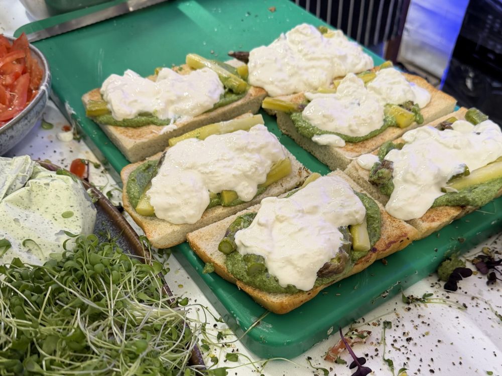 Früh am Morgen gibt's geräucherten Spargel mit Burrata zum Probieren. (Bild: kim)