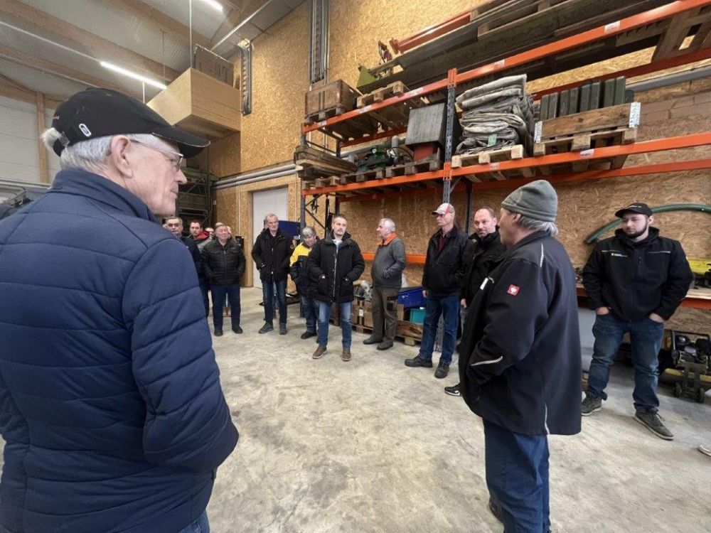 Pendant la visite de l'entreprise, Fritz Lehmann a raconté aux invités de nombreuses choses passionnantes sur l'exploitation. Image : kim