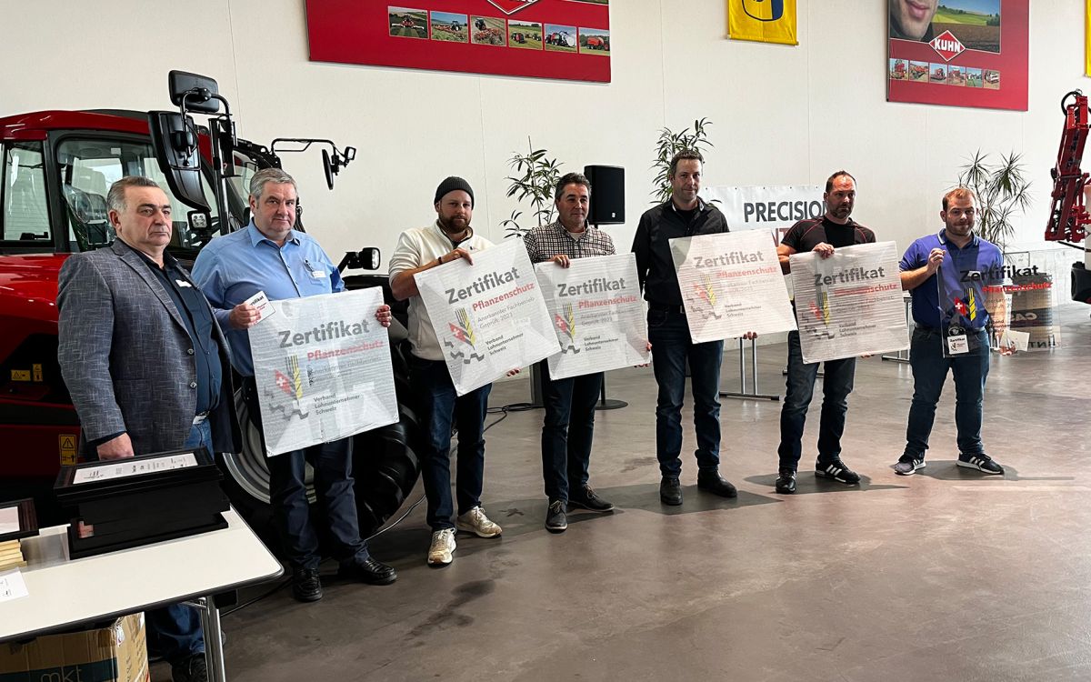 Rolf Haller, a remis les certificats à l’occasion de l’assemblée générale : Fernand Andrey, Thomas Müller, Daniel Kressibucher, Samuel Guggisberg, Philipp Siegrist, Thomas Haller (de la gauche).