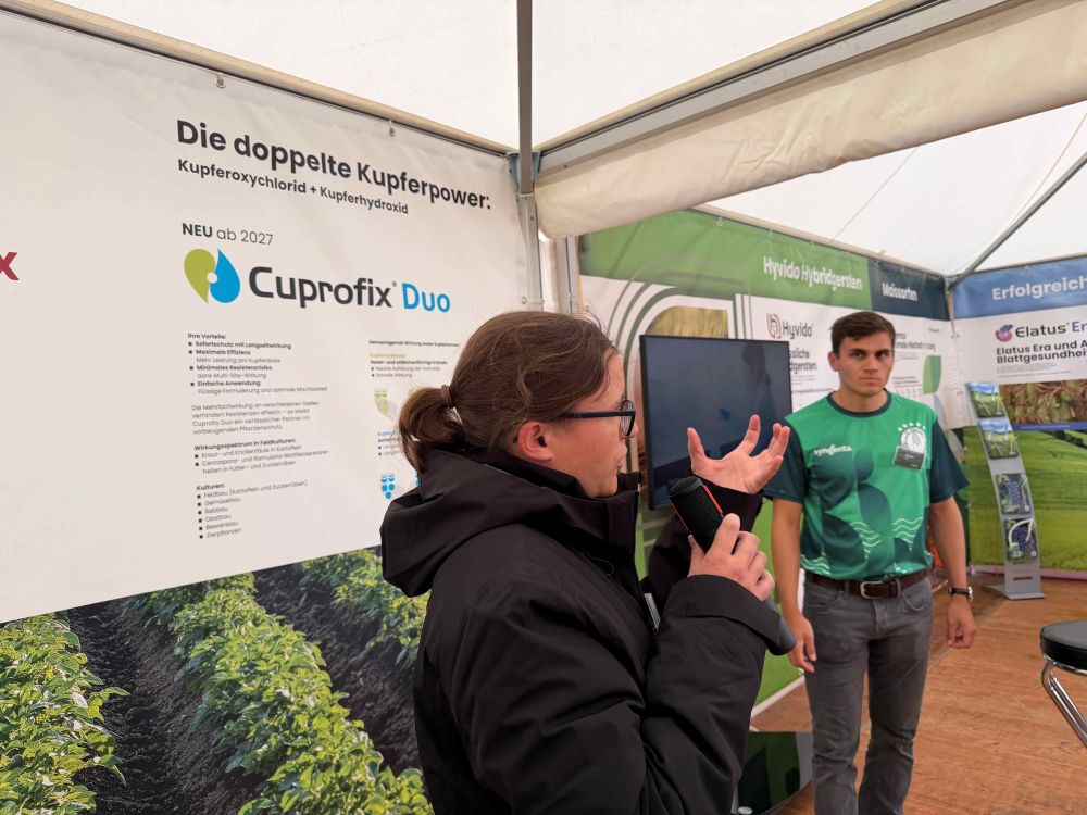 Eine Mitarbeiterin von Syngenta stellt Cuprofix Duo vor, ein kombinierter Kupfer-Wirkstoff, der als protektives Kontaktfungizid und Bakterizid dient. (Bild: Kirsten Müller)