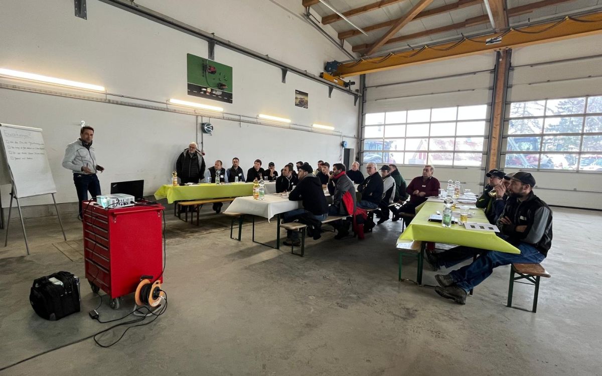 Die Teilnehmenden hörten dem Vortrag von Matthias Anliker mit grossem Interesse zu. Bild: kim