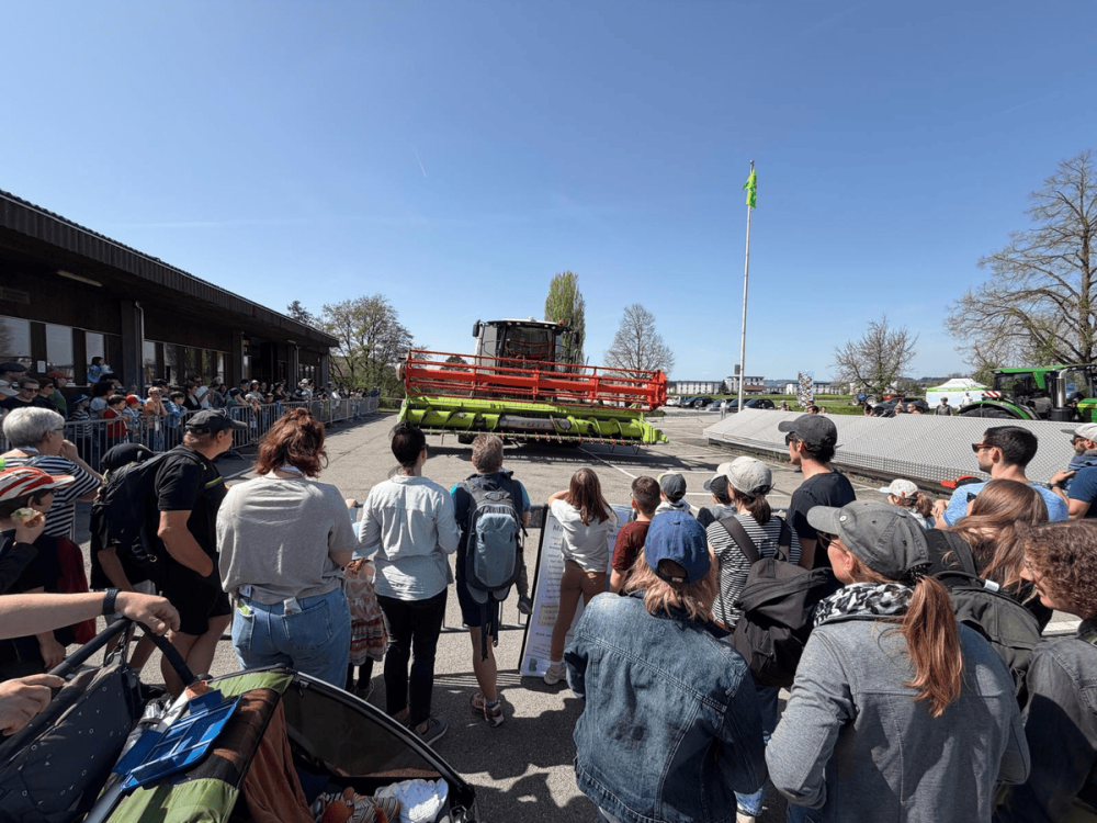 Emma auf Hoftour 2026 Vorführung Raupen-Mähdrescher