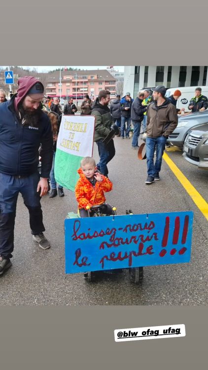 "Lasst uns die Menschen ernähren" fordert dieses Kind. Bild: zVg