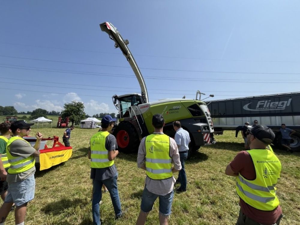 Unbedingt eine Runde Claas Häcksler fahren.