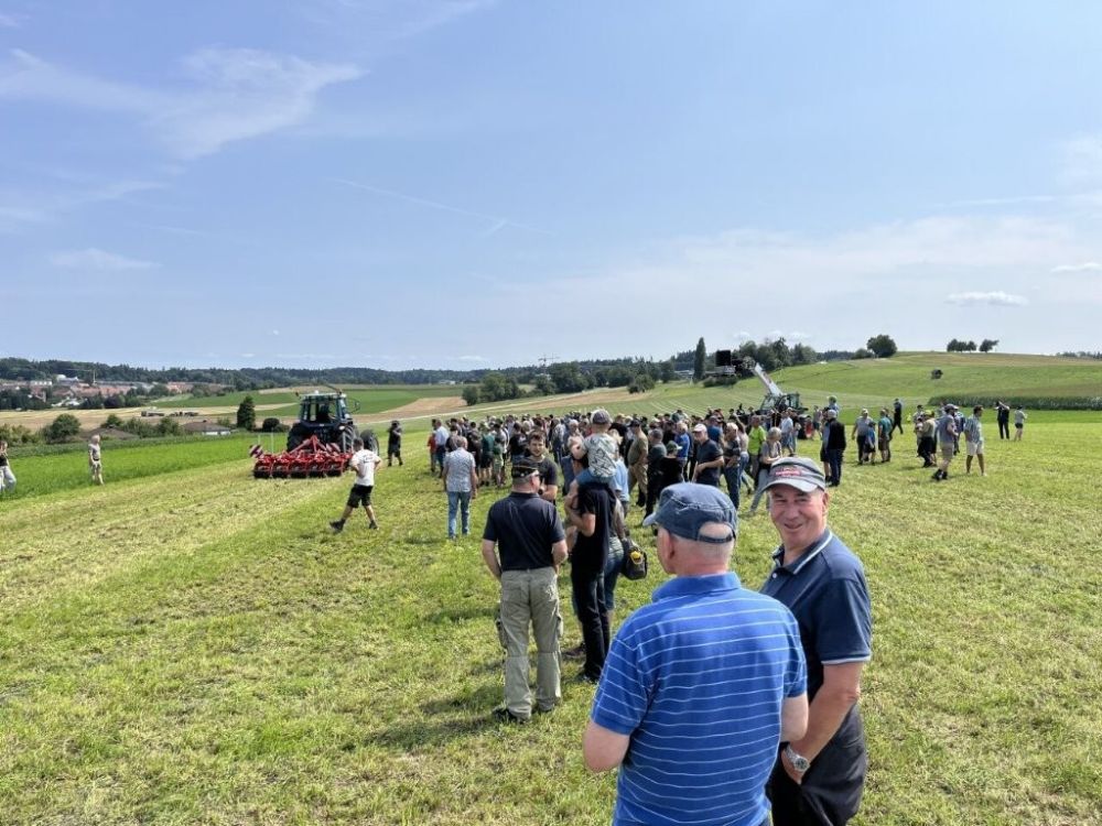 Grünlandpflege ein wichtiger Bestandteil bei der Gewinnung von hochwertigem Grundfutter.