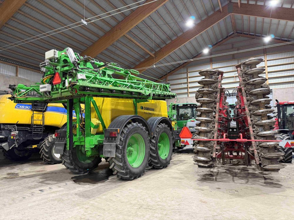 Blick in die Maschinenhalle: Einen Teil der Arbeiten übernimmt dennoch ein Lohnunternehmer, vor allem bei der Futterernte. Im August wird geerntet und im September gesät. Spätere Aussaattermine sind problematisch aufgrund der kurzen Vegetationsperiode.
