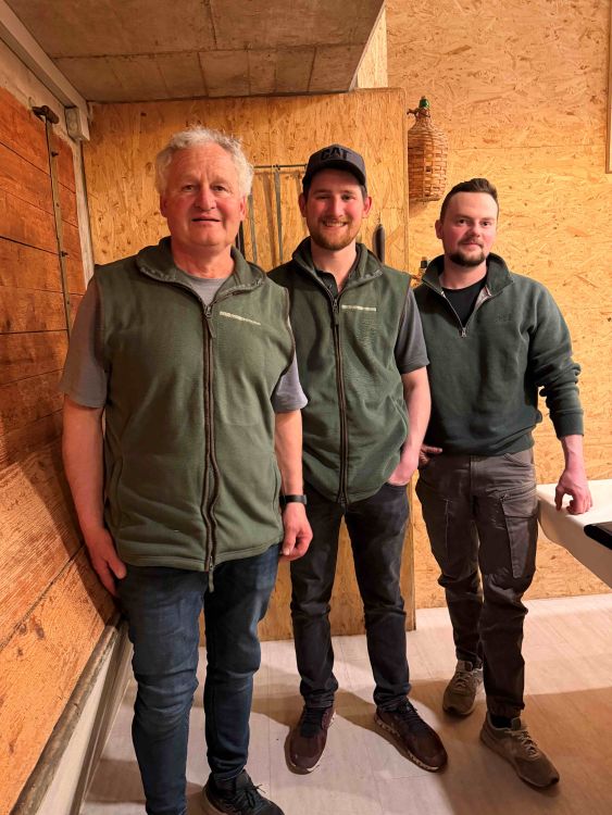 Die Silovereinigung wählte im April einen neuen Präsidenten: Adrian Good (2. v. r.), Mühlau (AG), mit dem scheidenden Präsidenten Werner Schenk und dem neuen Vorstandsmitglied Andri Huggel (r.) aus Bussnang (TG).