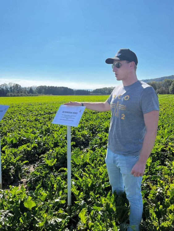 Luzi Schneider gibt Auskunft über die Zuckerrüben Produktion. Bild: kim