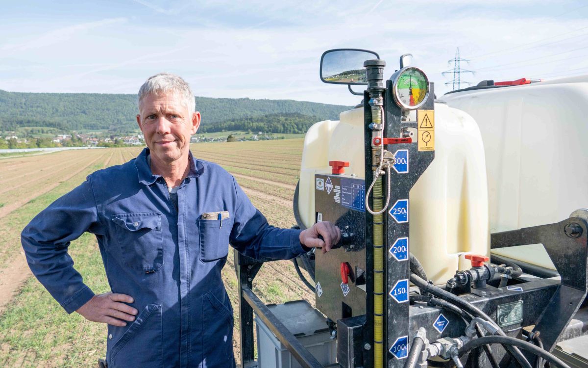 Urs Amacher mit ARA von Ecorobotix