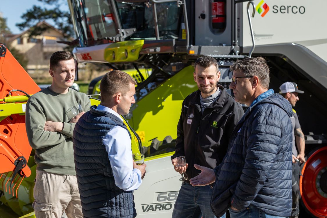 Leo Meier, Samen Steffen, entrepreneur agricole Fabian Gerber et membre du comité directeur Benny Hüsler (de droite à gauche) en discussion technique.