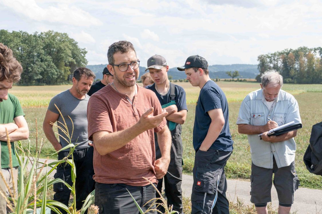 Landwirt Stefan Liechti berichtete an der Flurbegehung in Herzogenbuchsee über seinen Alltag mit Erdmandelgras, dessen Befall auf seinen Parzellen er seit Jahren bekämpft. (dep)