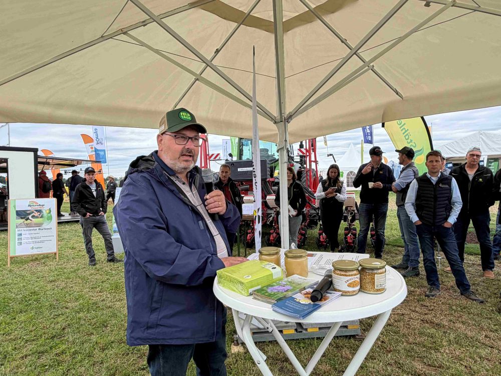 Imker Hubert Trüssel, sagte, dass bei einer Rapspflanze über ihre  Verzweigungen bis zu 200 Knospen entstehen könnten. (Bild: Kirsten Müller)
