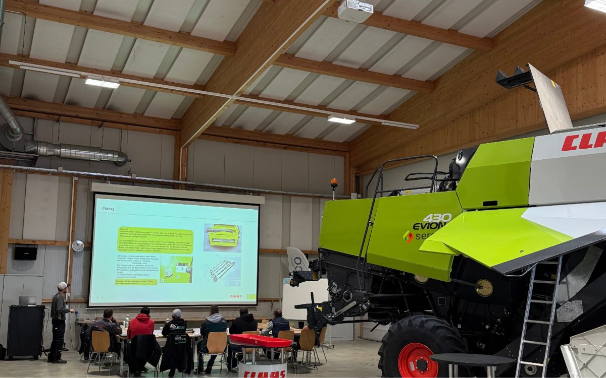 Les experts de Serco Landtechnik AG ont donné de précieux conseils. Photo : Stalder