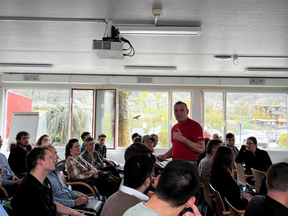 Lohnunternehmer Stephan Wernli bedankte sich für den Blick hinter die Kulissen. Foto: kim