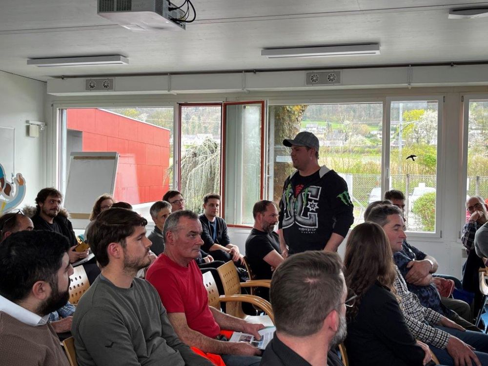 Lohnunternehmer Dominic Kämpf bewirtschaftet mit seinem Onkel einen Betrieb im Zürcher Umland. Foto: kim