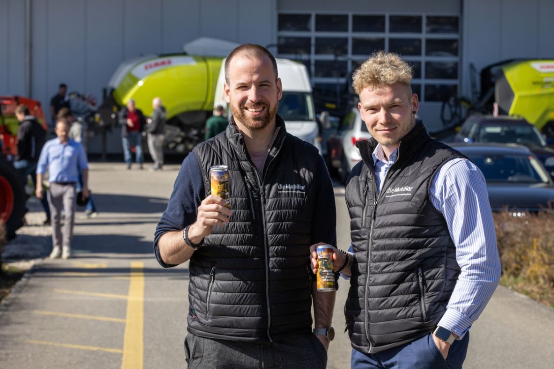 Bien assuré? Pour fêter ça, on se prend d’abord une boisson énergisante. Philipp Strähl et Marco Feldmann (à droite), tous deux à l’agence générale Mobiliar de Münchenbuchsee.