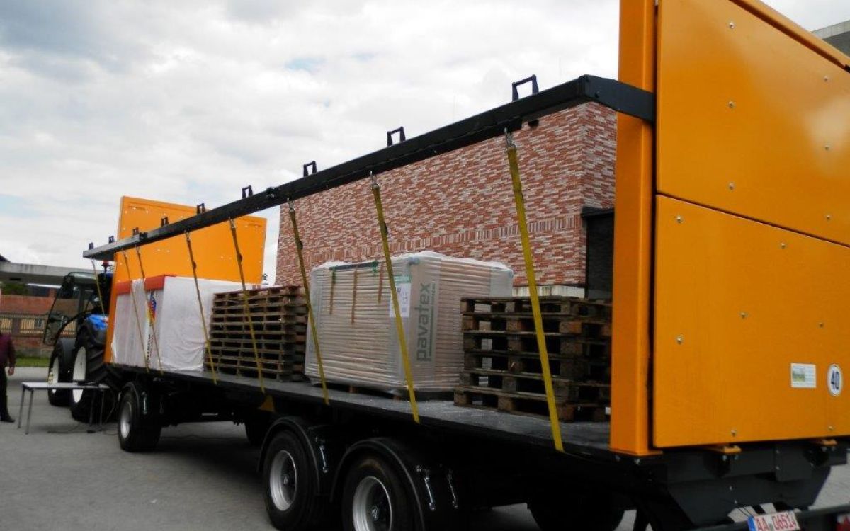 Solution pratique pour l'arrimage des balles : La remorque à sangles polyvalente d'Agrarsysteme Hornung automatise l'arrimage réglementaire du chargement avec des sangles avec un minimum d'efforts, et ce en moins de 60 s. Foto: Süss