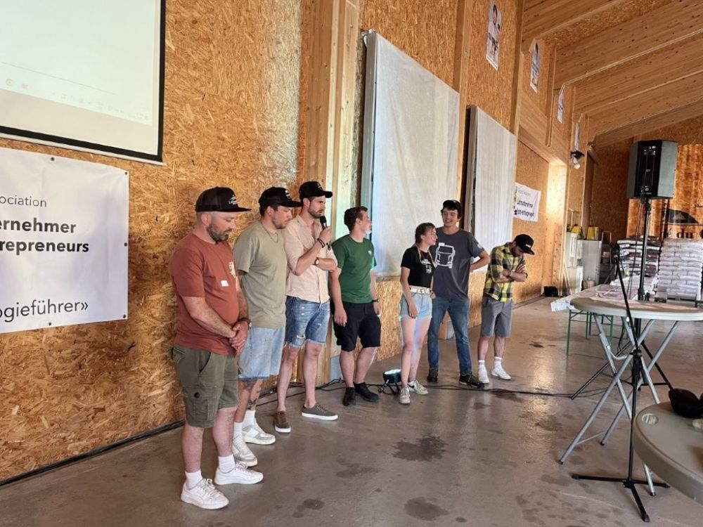 Die Influencer stellen sich den Lohnunternehmern vor.