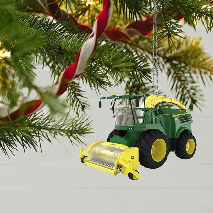 Falls nicht schon getan wird in diesen Tagen sicher bei einigen fleissig dekoriert. Vielleicht auch mit einem Hallmark-Sammlerobjekt wie diesem John Deere 8800 selbstfahrenden Feldhäcksler. (Quelle: Hallmark)