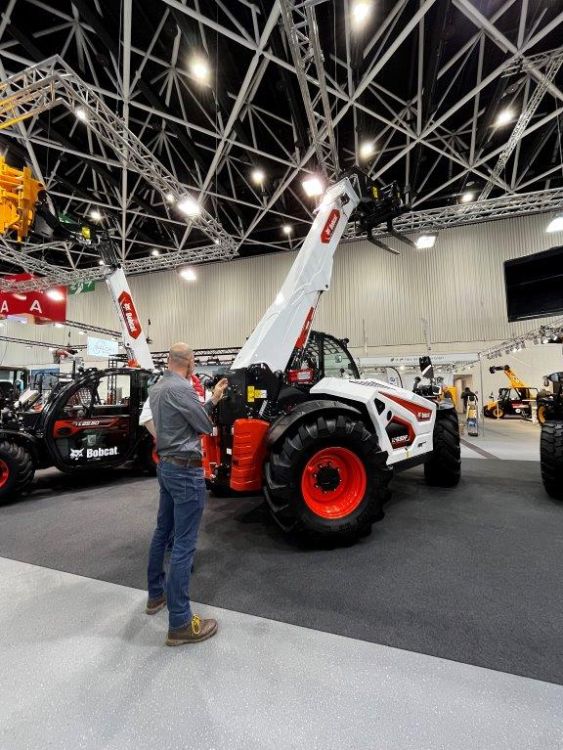 Die Firmen Bernard Frei SA und A. Leiser Maschinen und Fahrzeuge AG treten ab Februar 24 gemeinsam unter dem Dach von Bobcat Schweiz auf. Foto: kim