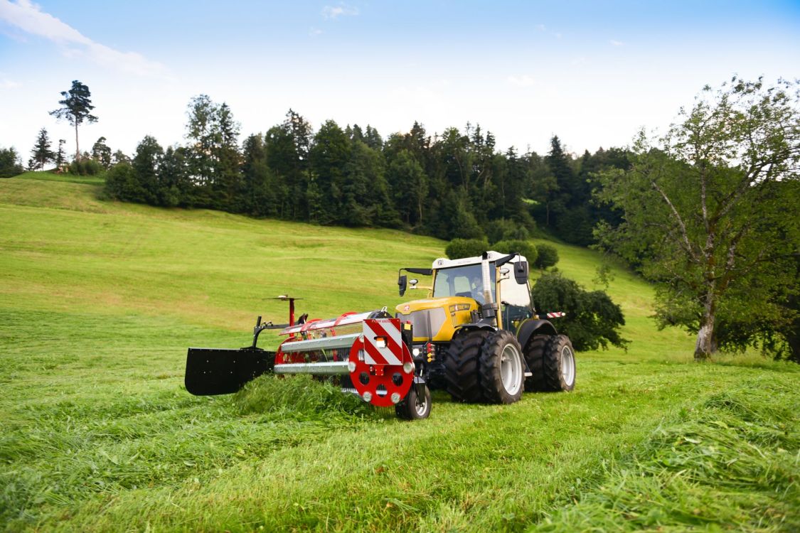 L'andaineur à peigne améliore la qualité du fourrage grâce à une teneur en cendres brutes plus faible. Photo : zVg