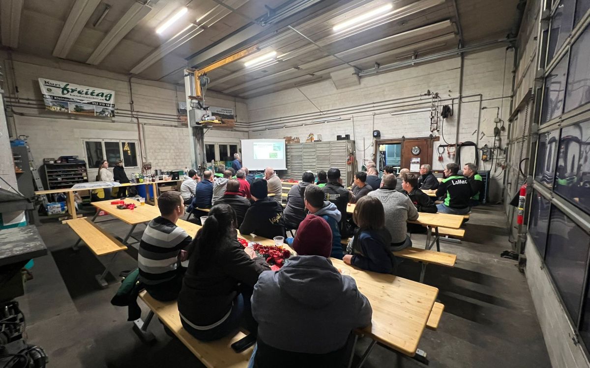 Die Teilnehmer hören dem Fachvortrag der Mobiliar gespannt zu. Bild: zVg