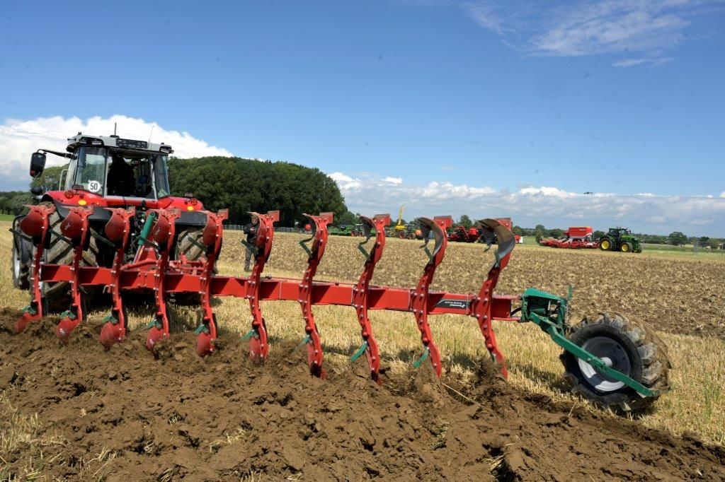 Ultraflach arbeiten mit dem Pflug? Das geht mit dem Kverneland-Ecomat-Schälpflug, der auf den Feldtagen mit zehn Scharen und 4 m Arbeitsbreite gezeigt wurde – und nur erstaunliche knappe 5 cm tief arbeitete. Er arbeitet flach wendend und verschüttet damit unerwünschte Samen. Die Schare sind eng angeordnet, weshalb die Streichbleche auch eine starke Wendelung aufweisen, um den Boden schnell zu drehen. Statt Vorschäler sind Stroheinlegebleche verbaut, um die Organik abzulegen. Foto: Mühlhausen