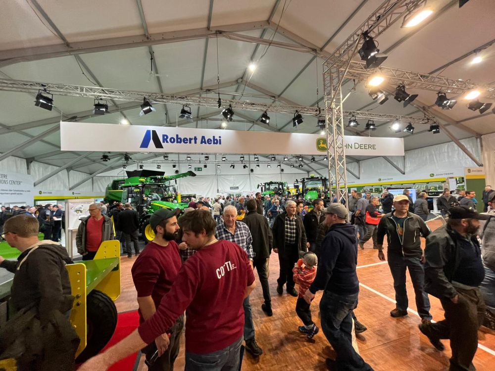 Der Messestand von Robert Aebi mit der Marke John Deere war gut besucht. Bild: kim