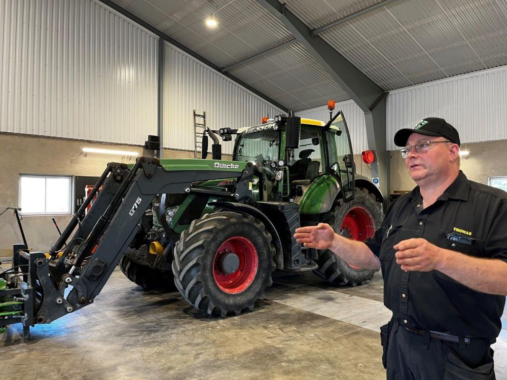 Thomas Nilsson se tient dans le hall où les machines sont préparées pour être utilisées le lendemain.